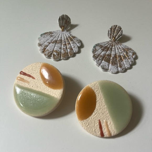 Two Polymer Clay Stud Earrings Seashell - Picture 2 of 3
